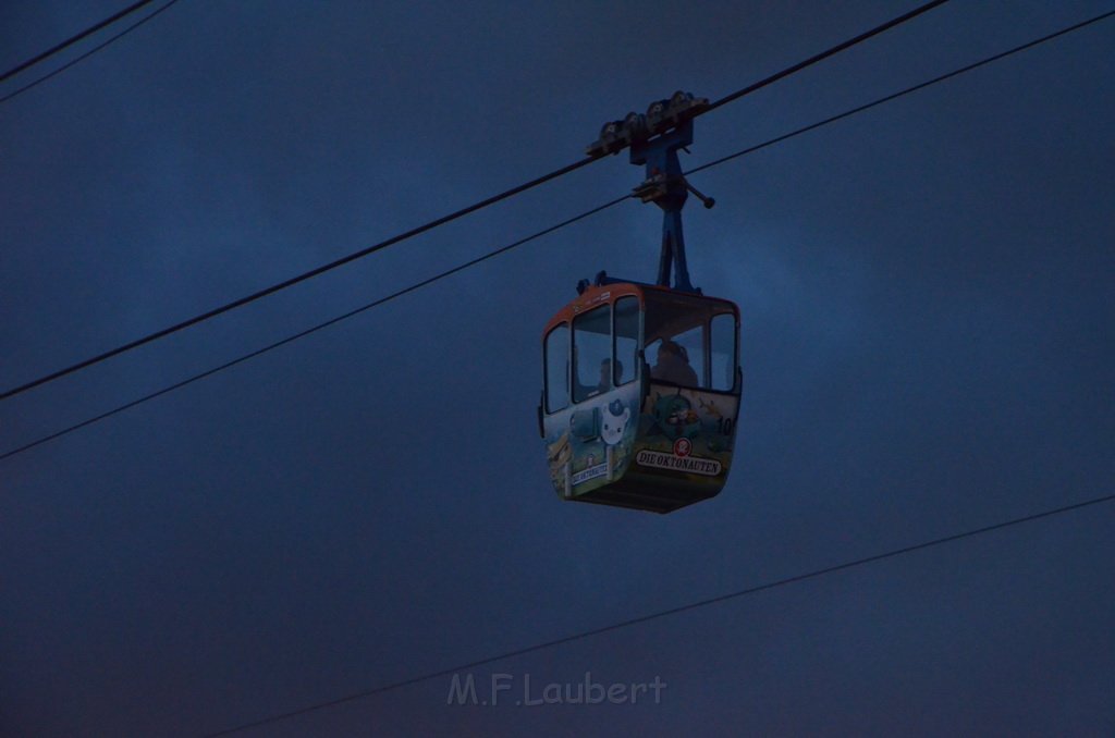 Einsatz BF Hoehenretter Koelner Seilbahn Hoehe Zoobruecke P2281.JPG